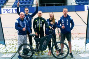 Elektrinius dviračius kuriantys lietuviai pagerino pasaulio rekordą – vienu įkrovimu nuvažiavo 621 km