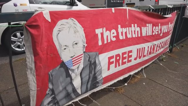 Dėl J. Assange'o išdavimo JAV spręs tik kitąmet