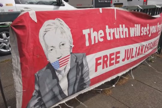 Dėl J. Assange'o išdavimo JAV spręs tik kitąmet