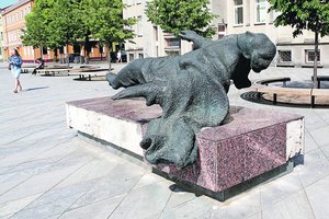 Laisvės alėjos remonto neatlaikė ne tik naujos plytelės – byra ir skulptūra 