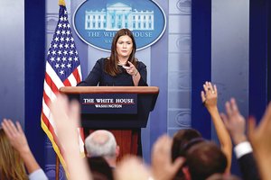 Ištikimoji Sarah Sanders renkasi kitokį kelią. Seks tėvo pėdomis?