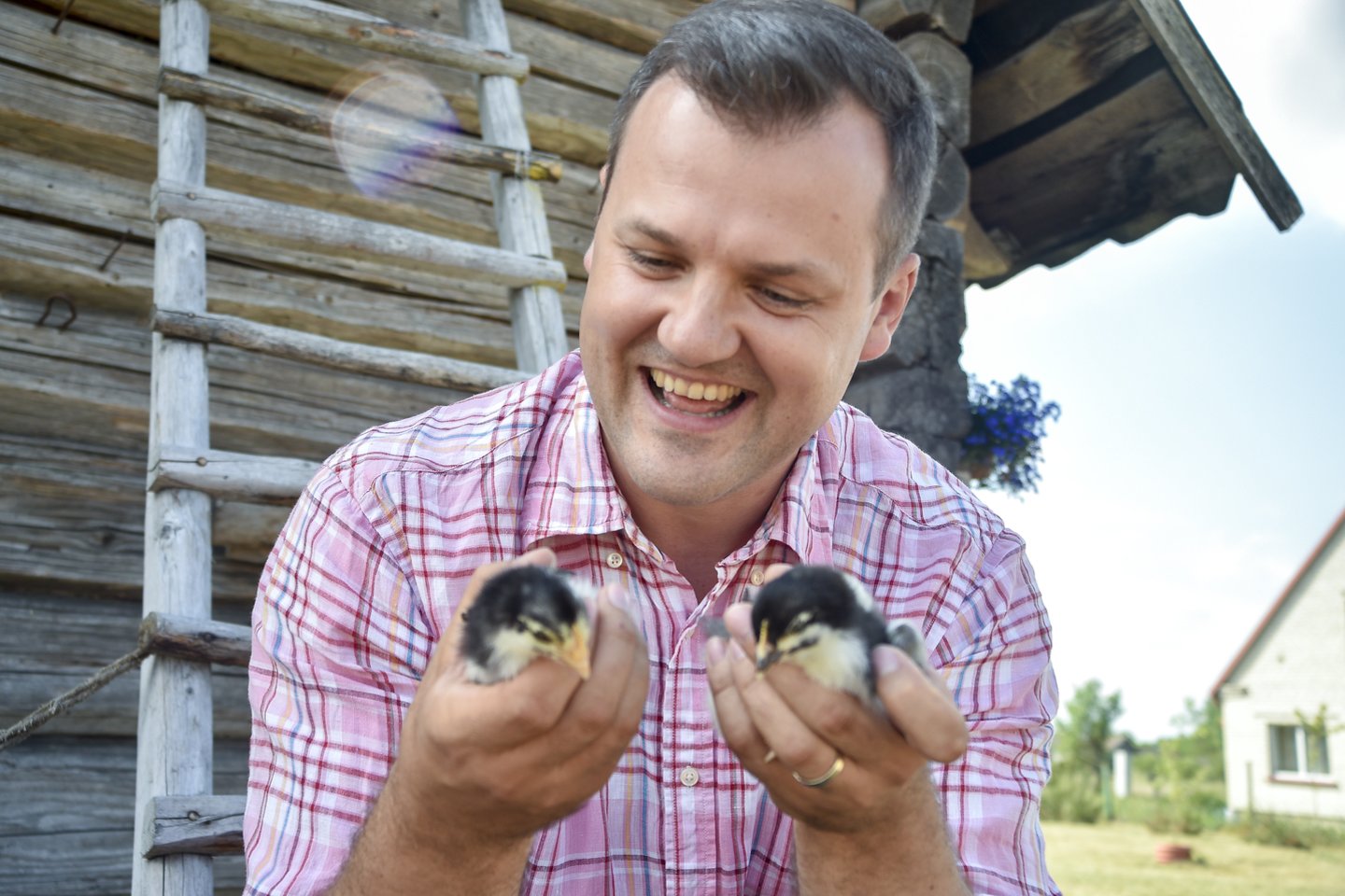  Savo paukščių ūkį politikas G.Paluckas plėtoja daugiau kaip prieš dvejus metus įsigytoje sodyboje Varėnos rajone.<br>V.Ščiavinsko nuotr.