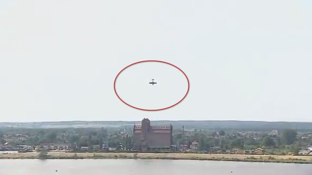 Nufilmuota katastrofa aviacijos šventėje: lėktuvas nukrito į upę, pilotas žuvo