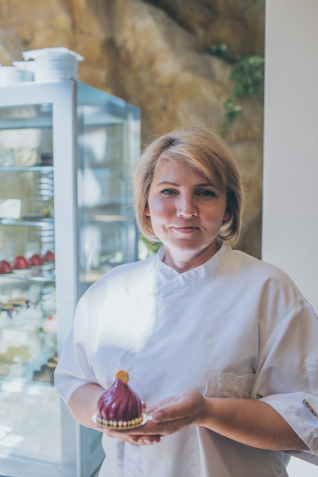Druskininkų sveikatinimo ir poilsio centro AQUA restorano konditerė Alma Butkevičienė pirmojo savo gaminto torto receptą rado močiutės receptų sąsiuvinyje.<br>V.Buivydės nuotr.