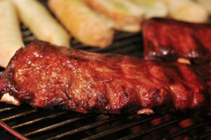 Išskirtinis grilio meistro patiekalas: rūkyti šonkauliai su granatų balzaminio kremo glazūra