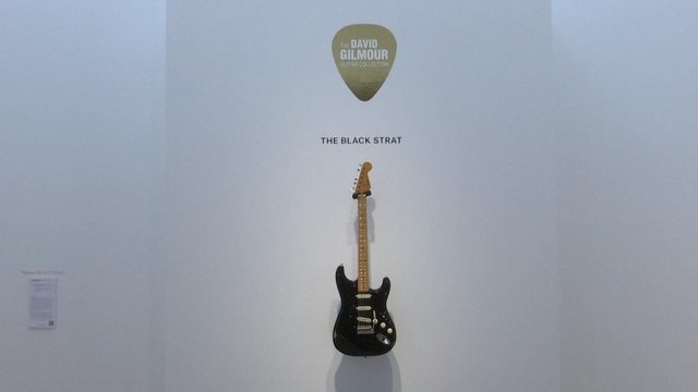 Aukcione – legendinio „Pink Floyd“ gitaristo Davido Gilmouro gitarų kolekcija