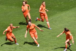 Moterų pasaulio čempionate Nyderlandų ir Kanados rinktinės iškovojo antrąsias pergales iš eilės