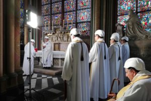 Paryžiaus Dievo Motinos katedroje paaukotos pirmosios po gaisro mišios