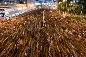 Įstatymo projektą įšaldė, bet protestų nesustabdė – Honkongo gatvėse susirinko 2 mln. žmonių