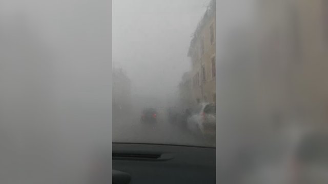 Audros įkarštyje atsidūręs vairuotojas nufilmavo, kaip gatvė pavirto į pragarą