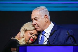 Izraelio premjero žmona pripažino kaltę, bet Netanyahu šeimos rūpesčiai dar nesibaigė