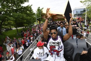 „Raptors“ pergalės šėlsmas Toronte: komandą šlovina apie 2 milijonai žmonių