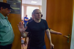 Kilus visuomenės pasipiktinimui į laisvę paleistas Kaliningrado laikraščio redaktorius