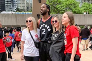 Toronte netikras K. Leonardas sukėlė tikrą sirgalių ekstazę – dalino autografus ir fotografavosi