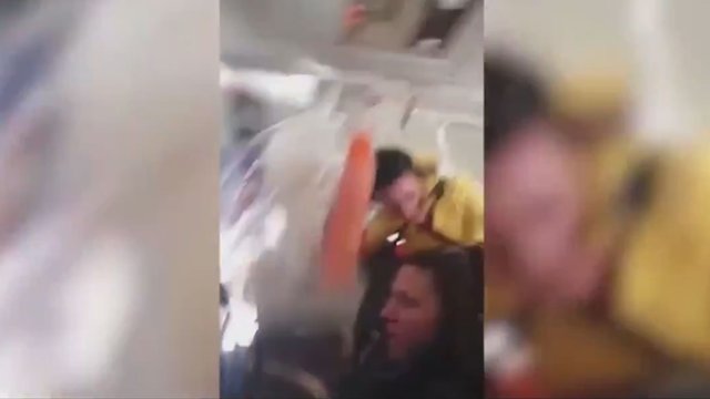Užfiksavo košmarišką vaizdą lėktuve: dešimt keleivių buvo išvežti į ligoninę