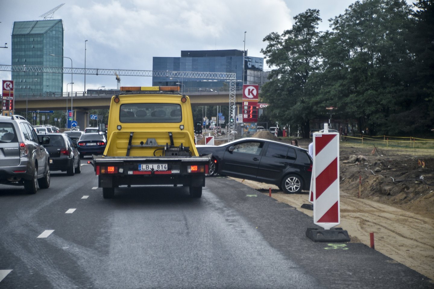  Kurioziška avarija judrioje Vilniaus gatvėje: pravažiuojantys stebėjosi, kaip taip nutiko.<br> V.Ščiavinsko nuotr.