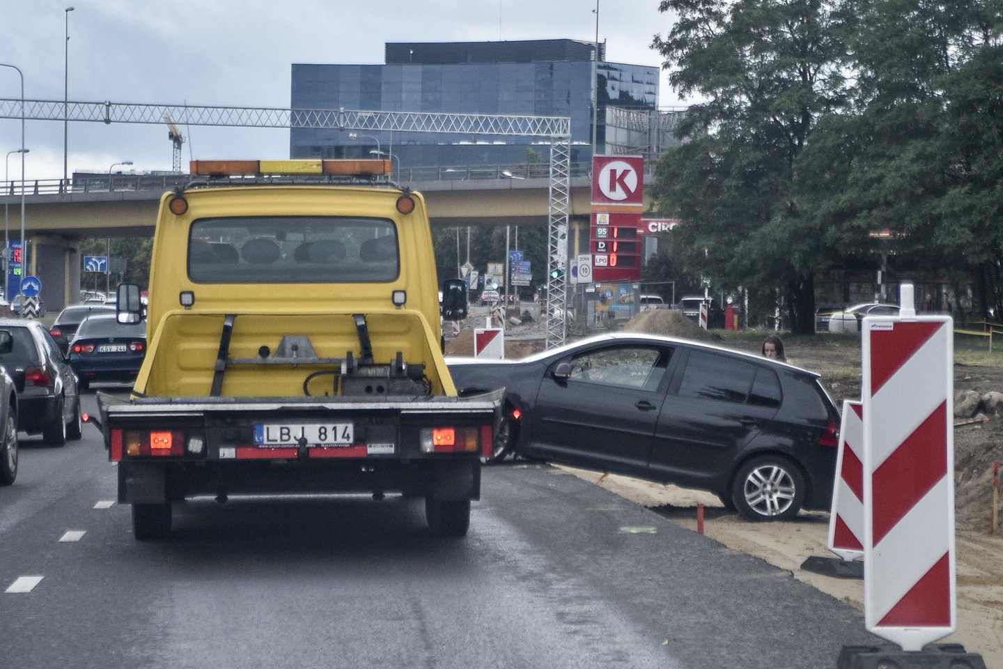 Kurioziška avarija judrioje Vilniaus gatvėje: pravažiuojantys stebėjosi, kaip taip nutiko.<br> V.Ščiavinsko nuotr.