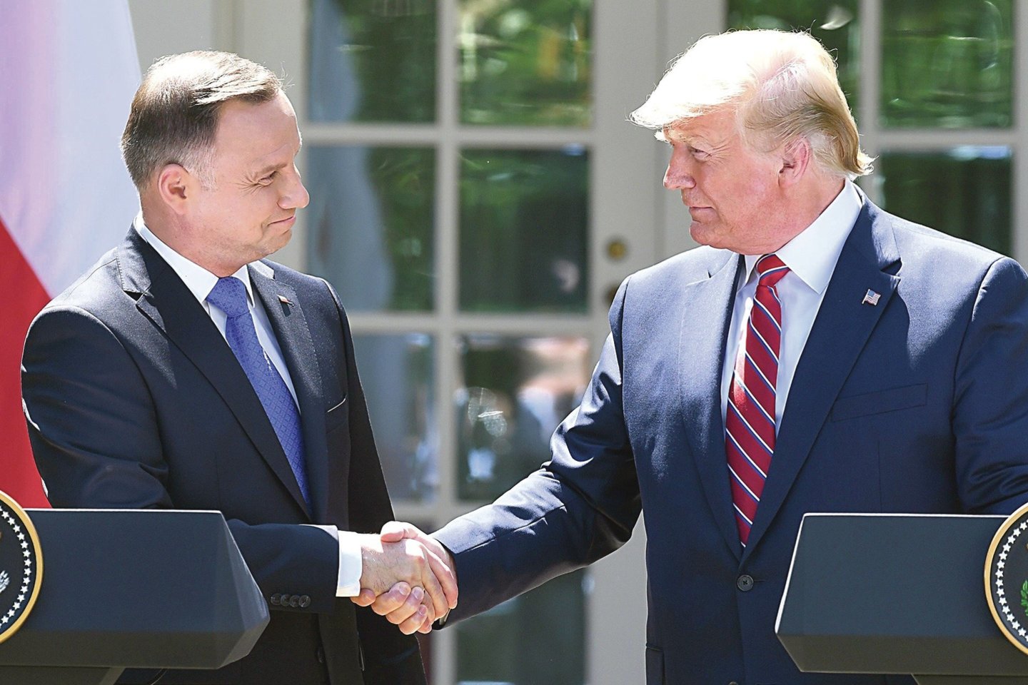 A.Duda (nuotr. kairėje) ir D.Trumpas Vašingtone sutarė, kad Lenkijoje bus dislokuotas papildomas 1 tūkst. JAV karių.<br>AFP/„Scanpix“ nuotr.