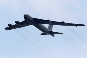 JAV strateginis bombonešis B-52 avariniu būdu nusileido Britanijoje dėl variklių gedimo
