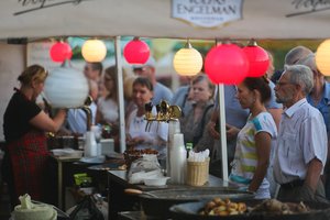 Kietas kumštis atsileidžia – miestai į šventes vėl įsileidžia alkoholinių gėrimų
