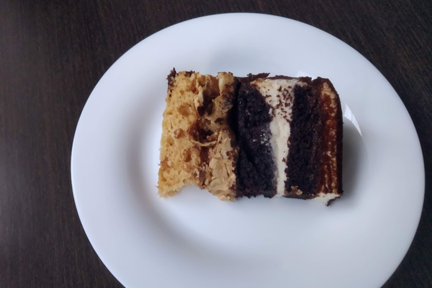 „Snickers“ tortas su baltojo šokolado putėsiais ir druskos kristalais.<br>Nuotr. iš asmeninio albumo. 