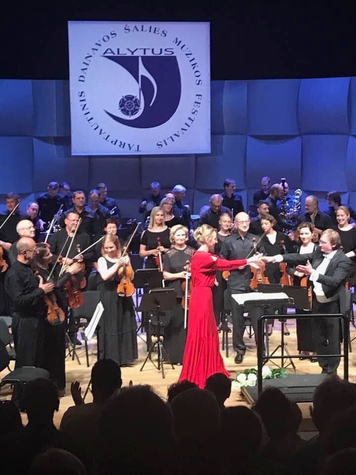 J.Gringytė su R.Šerveniko diriguojamu Lietuvos nacionaliniu simfoniniu orkestru pradėjo 18-ąjį Dainavos šalies festivalį.<br> Asmeninio archyvo nuotr.