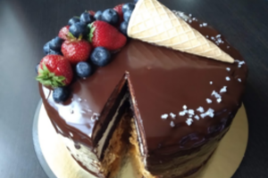 Druskininkų tortų turnyras: „Snickers“ tortas su baltojo šokolado putėsiais ir druskos kristalais