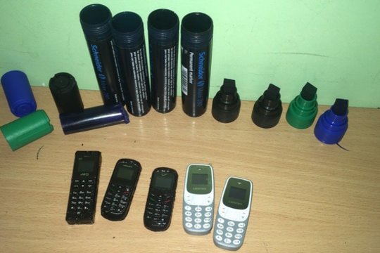 Į pataisos namus atvykęs buvęs advokatas portfelyje slėpė 5 telefonus