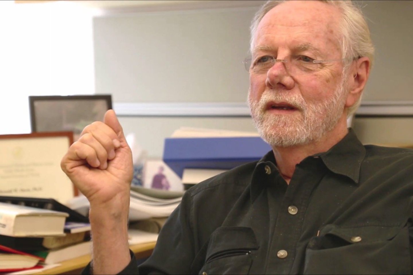 77-erių Ronas Davisas yra vadovas laboratorijos, kuri išrado daugybę naujų technologijų, prisidėjusių prie Žmogaus genomo projekto vystymo.<br>Open Medicine Foundation – OMF | youtu.be nuotr.
