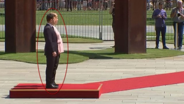 Nufilmuota: priimdama Ukrainos prezidentą A. Merkel ėmė nevaldomai drebėti