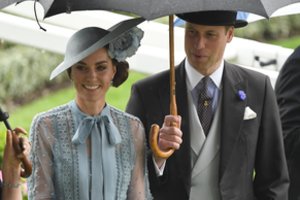 Princo Williamo ir jo žmonos kortežo motociklas sunkiai sužalojo 83-ejų senolę