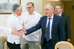 Lenkai nedalyvavo, bet savo pasiekė: derybose priimtas sprendimas, kiek galėtų didėti vaiko pinigai