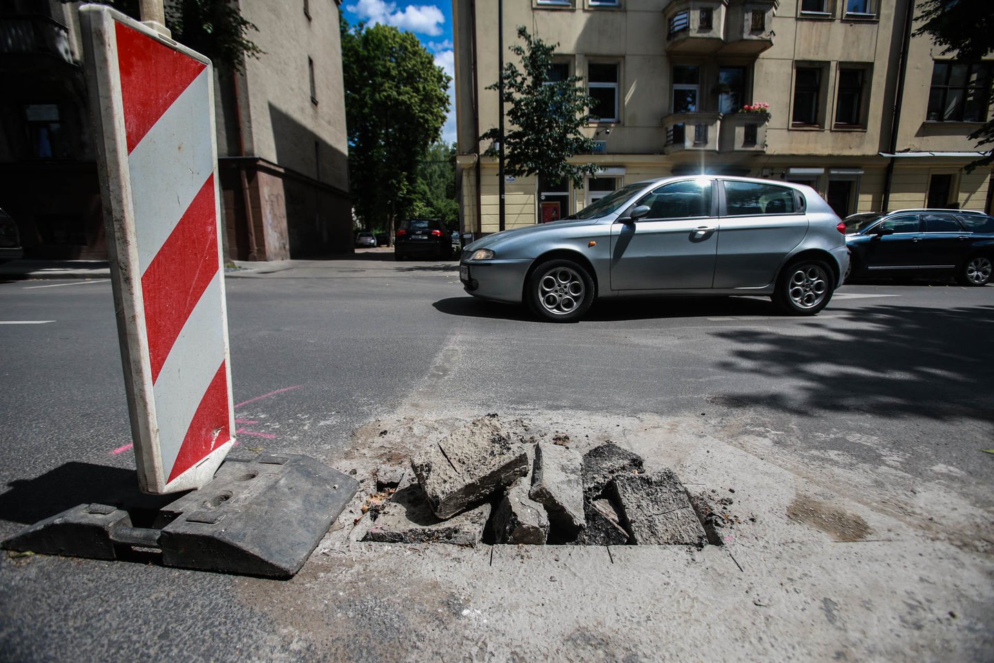 Naujai sutvarkytose gatvėse, kuriomis taip didžiavosi Kauno valdžia, po lietaus viena po kitos ėmė rastis didžiulės duobės. <br> G. Bitvinsko nuotr.