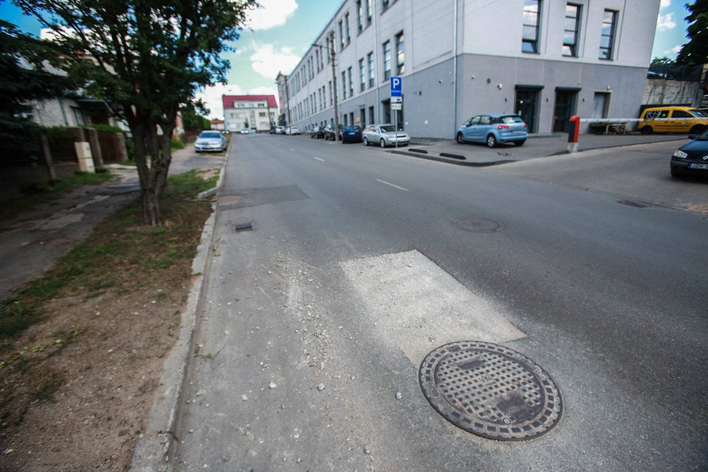  Naujai sutvarkytose gatvėse, kuriomis taip didžiavosi Kauno valdžia, po lietaus viena po kitos ėmė rastis didžiulės duobės. <br> G. Bitvinsko nuotr.