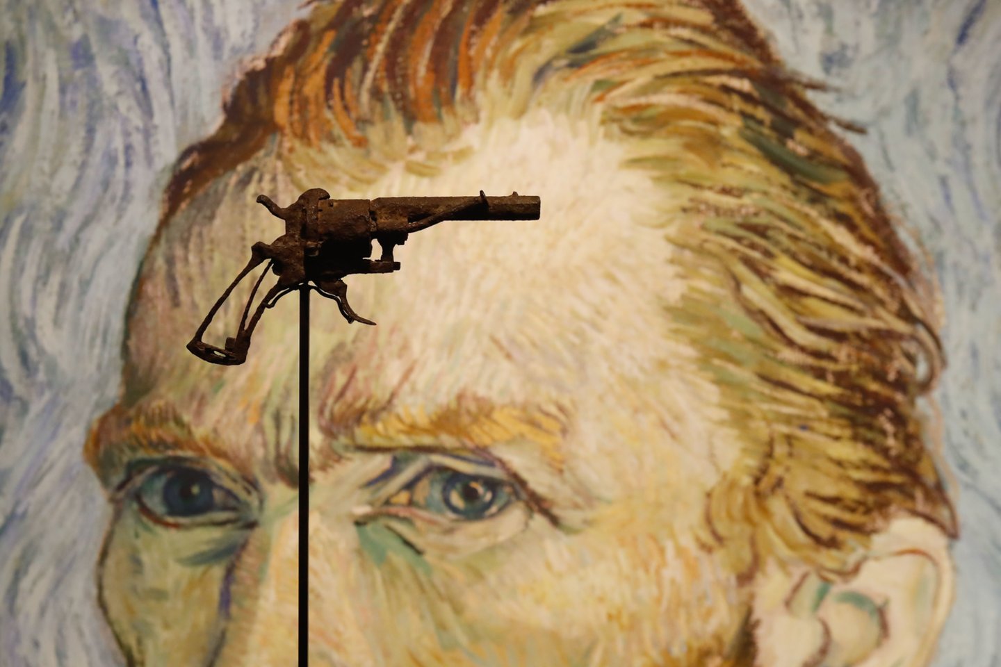 Garsusis revolveris „Art Auction“ ekspozicijoje.<br> Scanpix/AFP nuotr.
