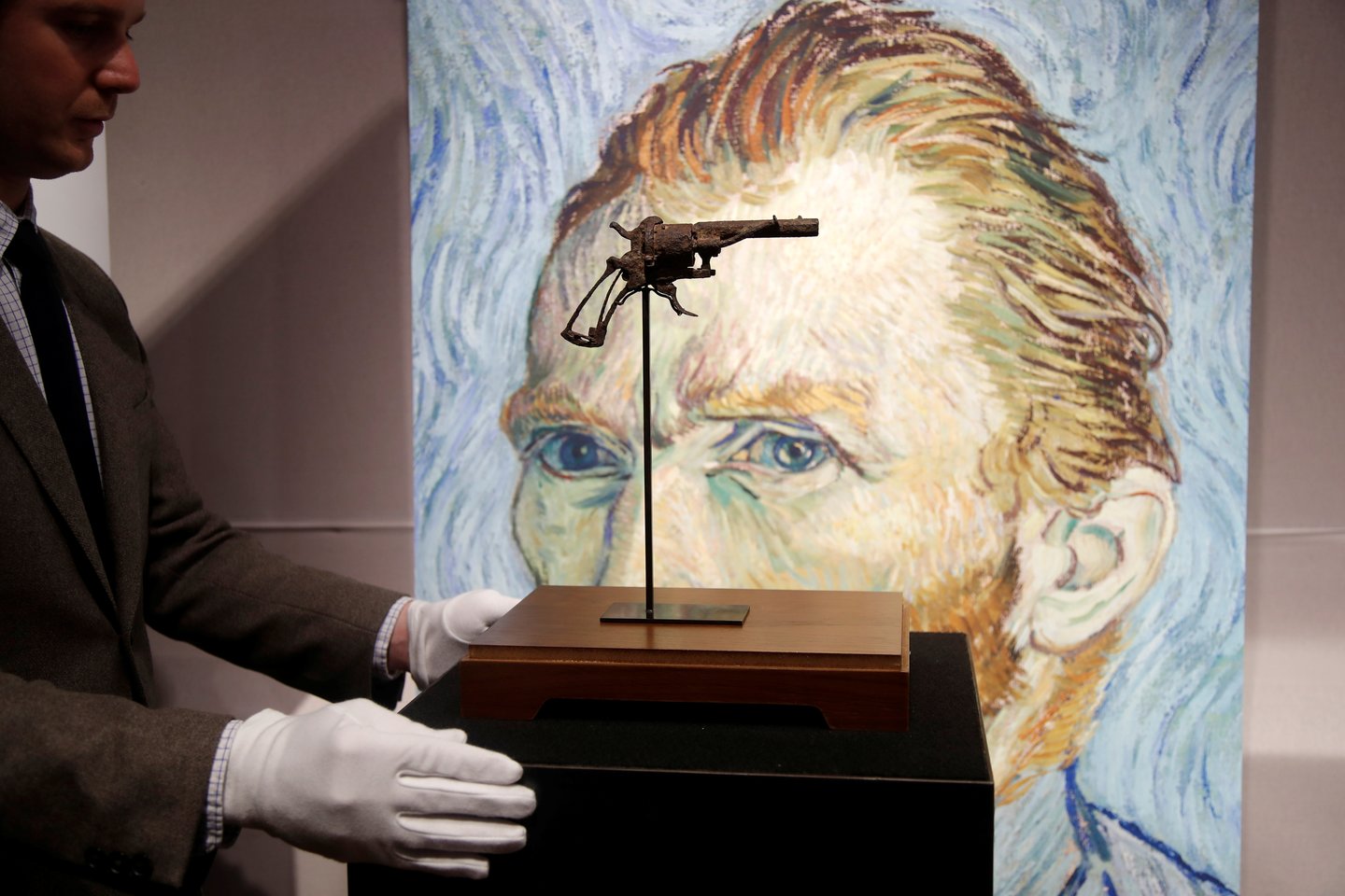 Garsusis revolveris „Art Auction“ ekspozicijoje.<br> Scanpix/Reuters nuotr.
