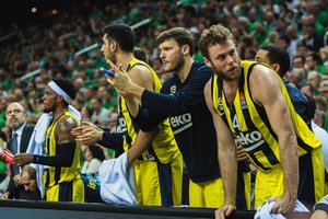 Ketvirtajame kėlinyje neįtikėtinai puolusi „Fenerbahce“ finalą nukėlė lemiamam mūšiui