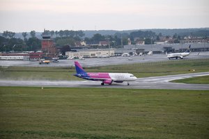 „Wizzair“ lėktuvu iš Stokholmo atskridę keleiviai pateko į incidentą oro uoste