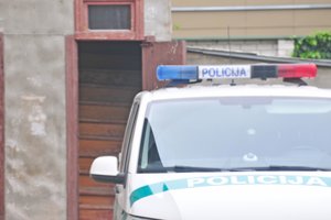 Naujojoje Akmenėje suįžūlėjęs girtas vyras grasino visus užmušti pagaliu