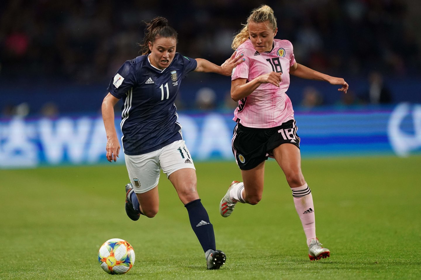  Anglės įveikė japones, škotės sužaidė lygiosiomis su Argentina.<br> AFP/Reuters/Scanpix nuotr.