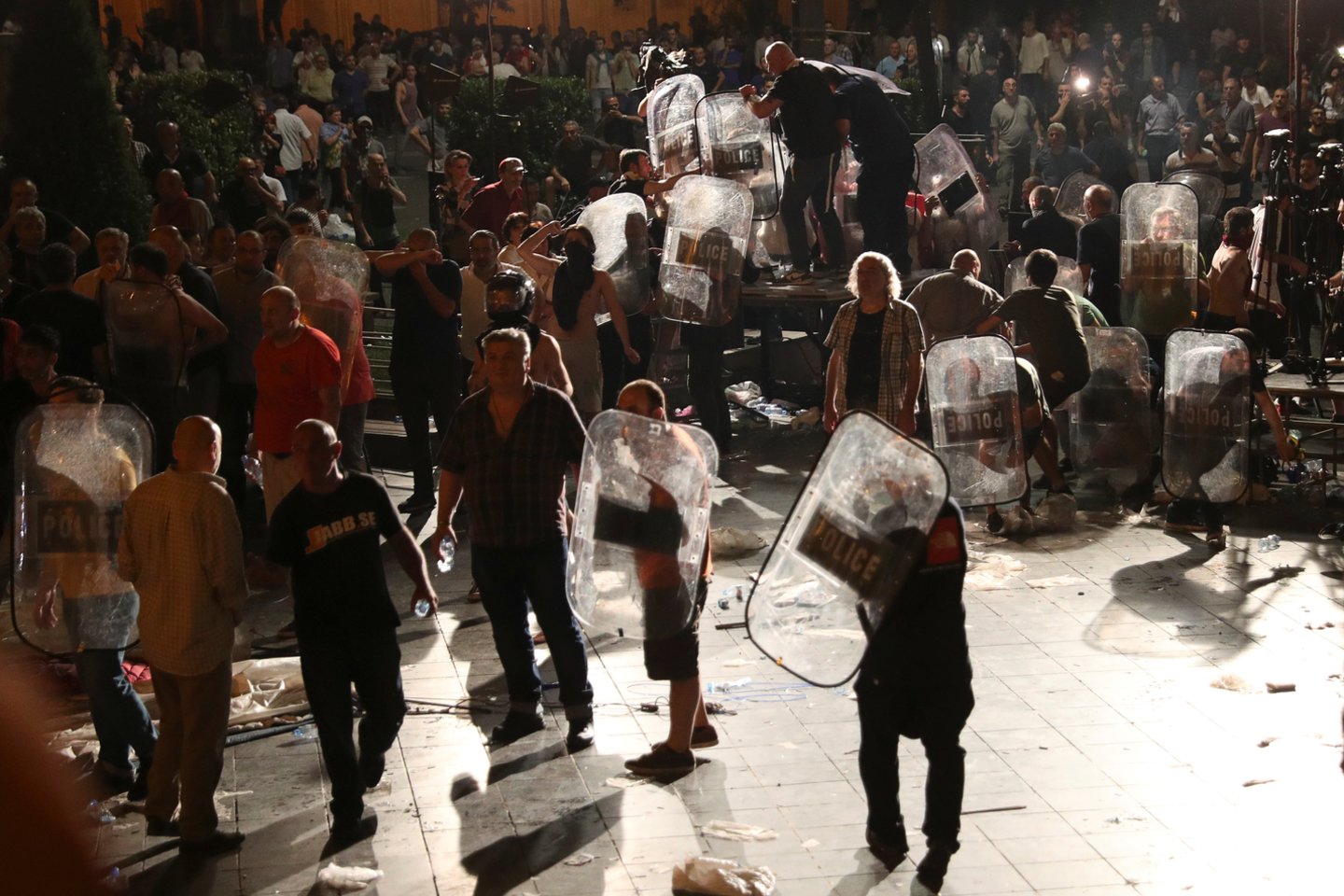Gruzijoje protestuotojai susirėmė su policija.<br> Reuters/Scanpix nuotr.