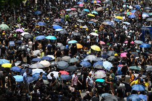 Honkonge tūkstančiai demonstrantų renkasi į naujus protestus prieš vyriausybę