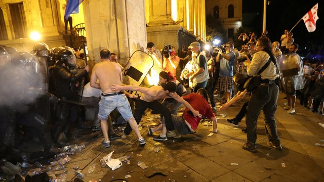 Rusijos politiko poelgis Gruzijoje įsiutino minią: kilo riaušės, sužeista 70 žmonių