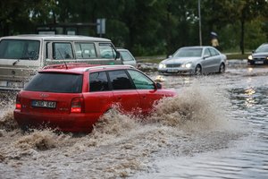 Žinia vairuotojams: nerizikuokite per liūtis – draudimas nuostolių nekompensuos