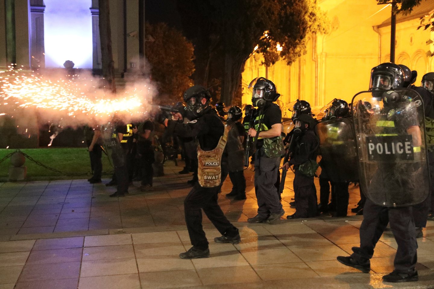  Sakartvelo sveikatos apsaugos ministerija pranešė, kad buvo hospitalizuoti 38 policininkai ir 14 protestuotojų, nukentėjusių per neramumus Rustavelio prospekte. <br> Reuters/Scanpix nuotr.