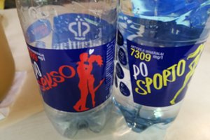 Parnešė sūnui mineralinio vandens – užrašas etiketėje pakirto kojas