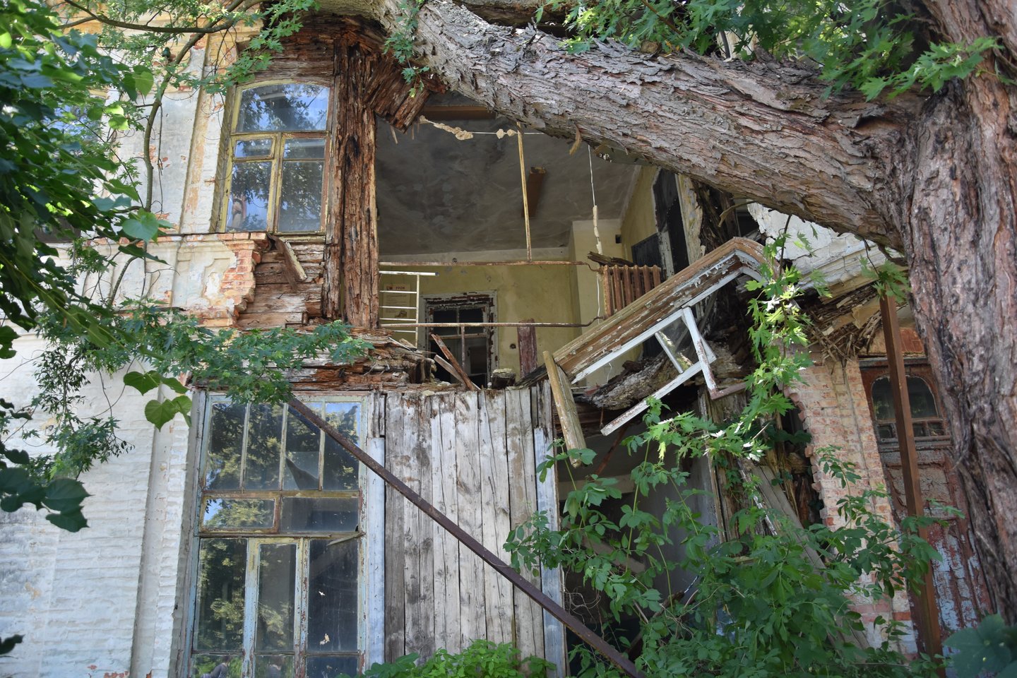  Vaizdai iš Černobylio zonos. Čia buvo medicinos seselių mokykla.<br> E.Grižibauskienės nuotr.