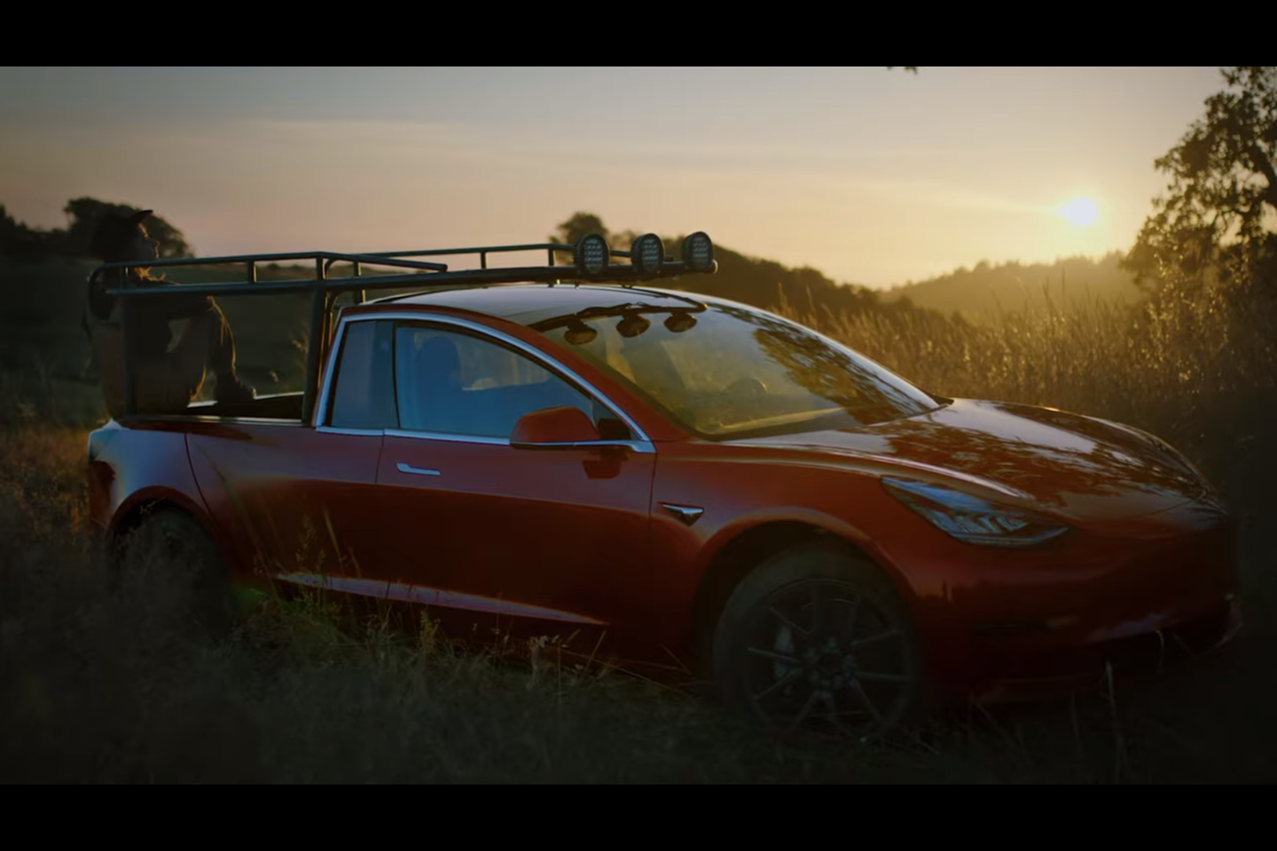  Simone Giertz naują „Tesla Model 3“ pavertė pikapu.<br> Ekrano nuotr.