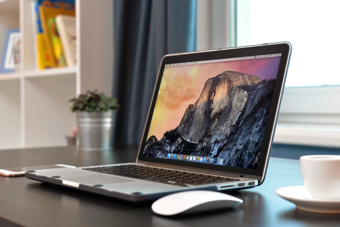 „Apple“ paskelbė atšaukiantis remontui senesnių kartų „Macbook Pro“ kompiuterius, nes jų baterijos gali perkaisti ir užsiliepsnoti. <br>123RF nuotr. 