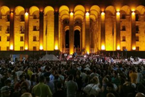 Gruzijos parlamento pirmininkas traukiasi, tačiau opozicija žada naujus protestus